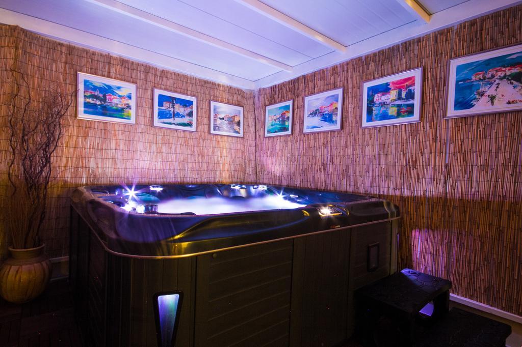Superior Mobile Homes in Camping Kastanija Novigrad  Bagian luar foto