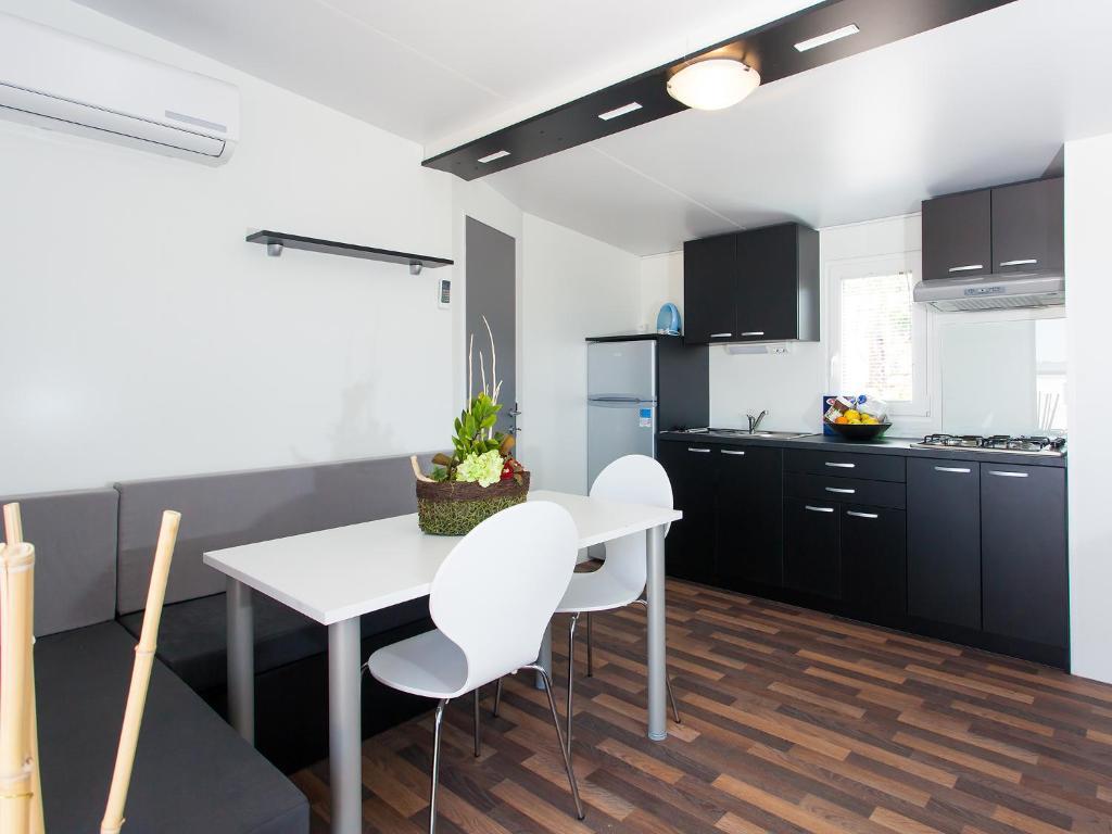 Superior Mobile Homes in Camping Kastanija Novigrad  Ruang foto