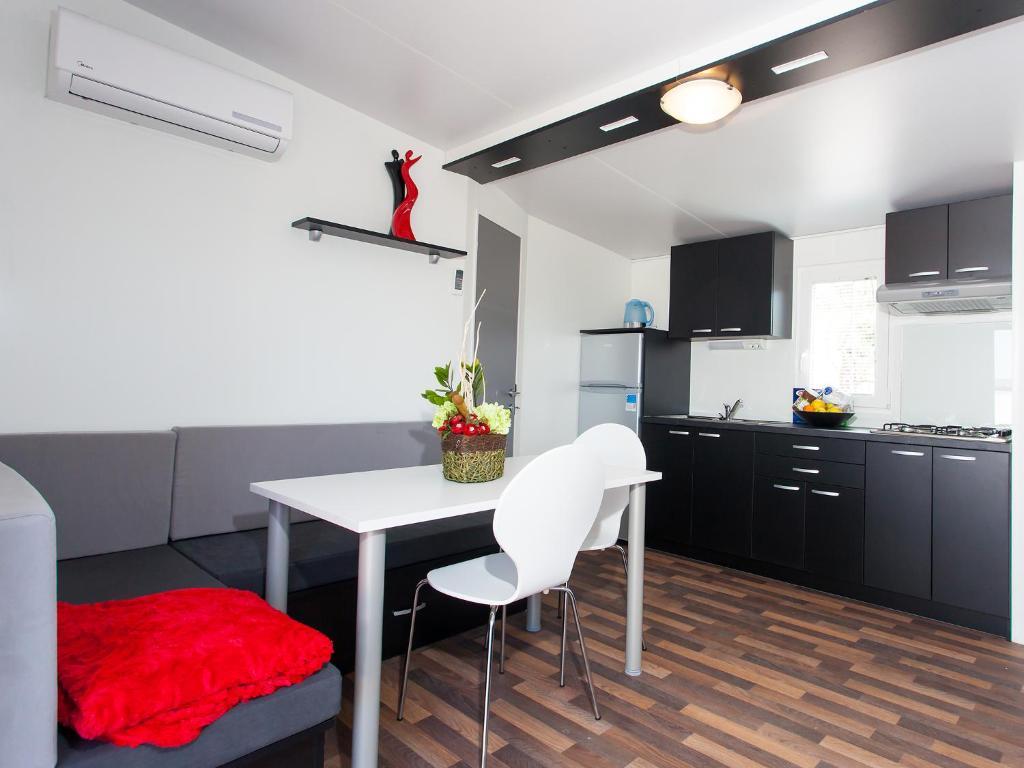 Superior Mobile Homes in Camping Kastanija Novigrad  Ruang foto