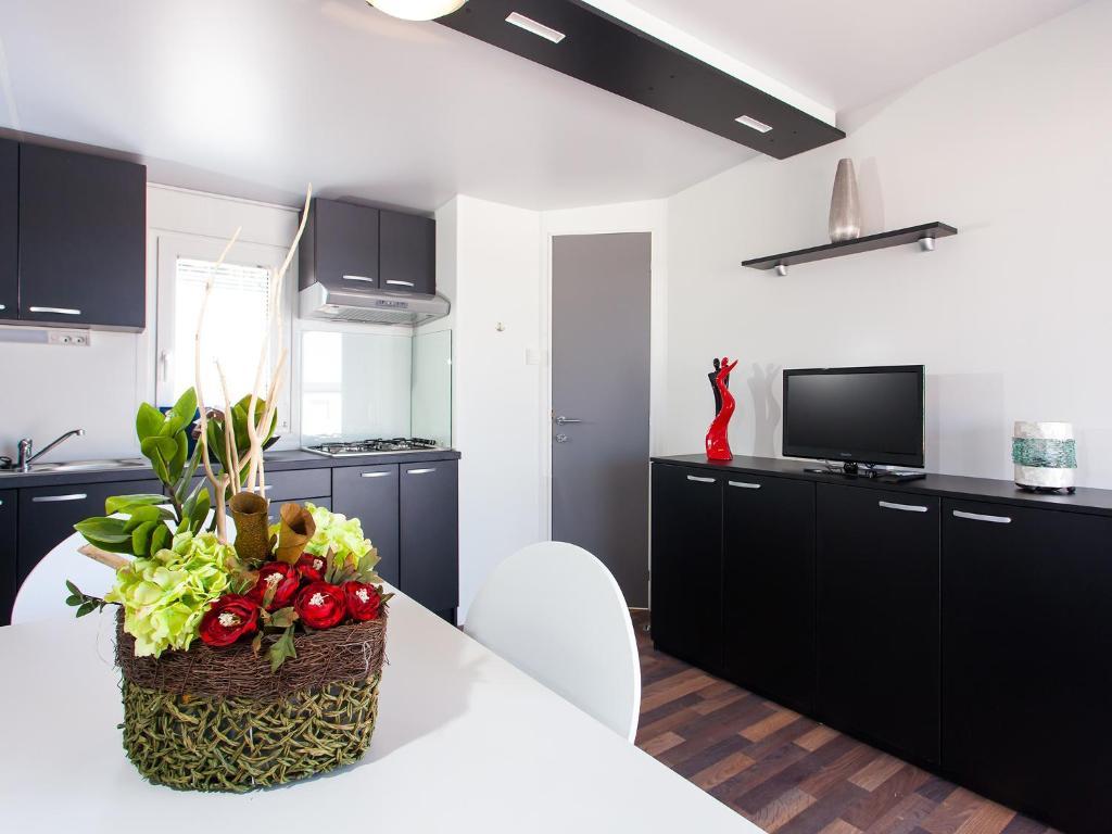 Superior Mobile Homes in Camping Kastanija Novigrad  Ruang foto
