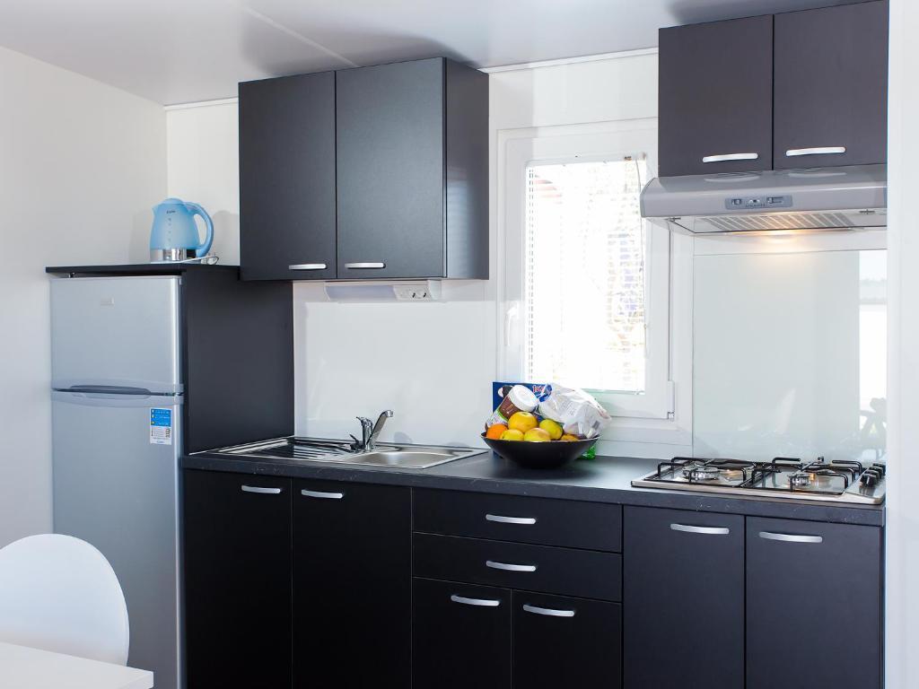 Superior Mobile Homes in Camping Kastanija Novigrad  Ruang foto