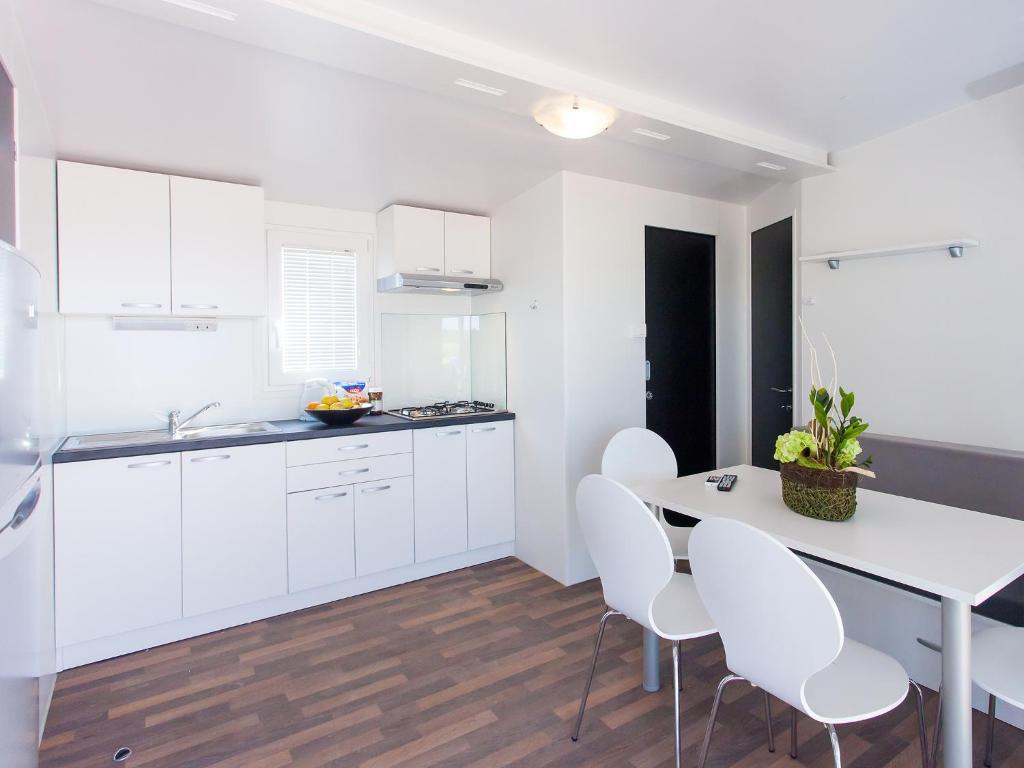 Superior Mobile Homes in Camping Kastanija Novigrad  Ruang foto