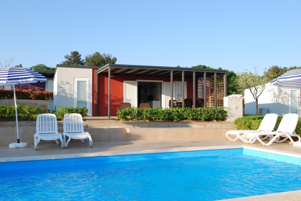 Superior Mobile Homes in Camping Kastanija Novigrad  Bagian luar foto