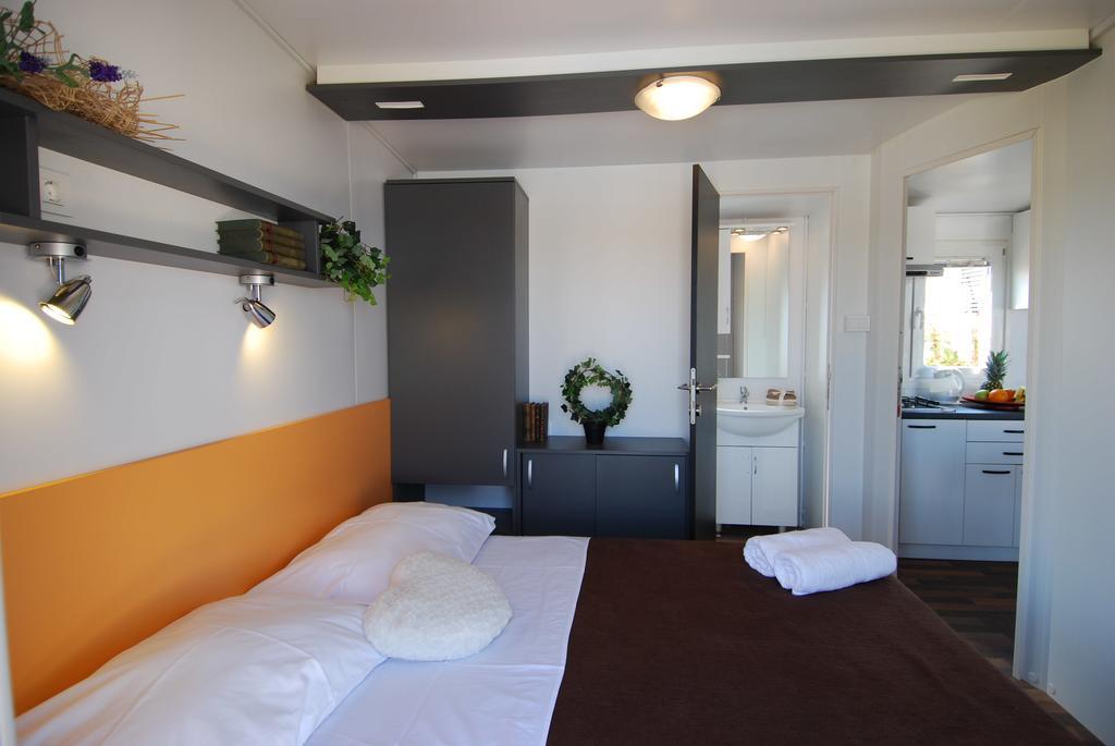 Superior Mobile Homes in Camping Kastanija Novigrad  Bagian luar foto
