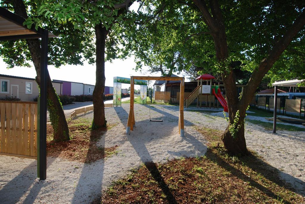 Superior Mobile Homes in Camping Kastanija Novigrad  Bagian luar foto