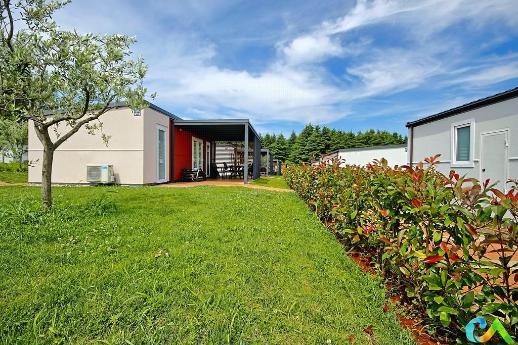 Superior Mobile Homes in Camping Kastanija Novigrad  Bagian luar foto